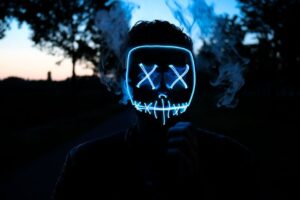 Een vrouw die een LED gezichtsmasker met roodlichttherapie draagt voor huidverjonging en oogbescherming.
