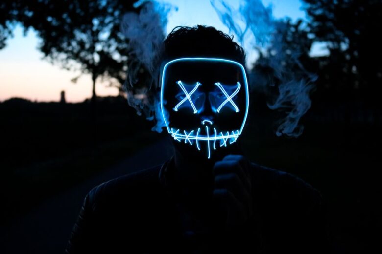 Een vrouw die een LED gezichtsmasker met roodlichttherapie draagt voor huidverjonging en oogbescherming.