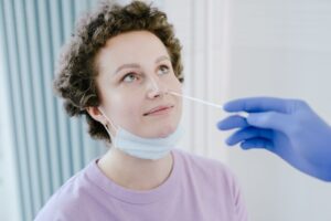 Een persoon die een neusspreider gebruikt voor betere ademhaling tijdens de slaap.